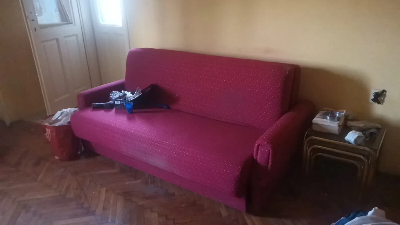 Odnošenje nameštaja na deponiju iz centra Beograda