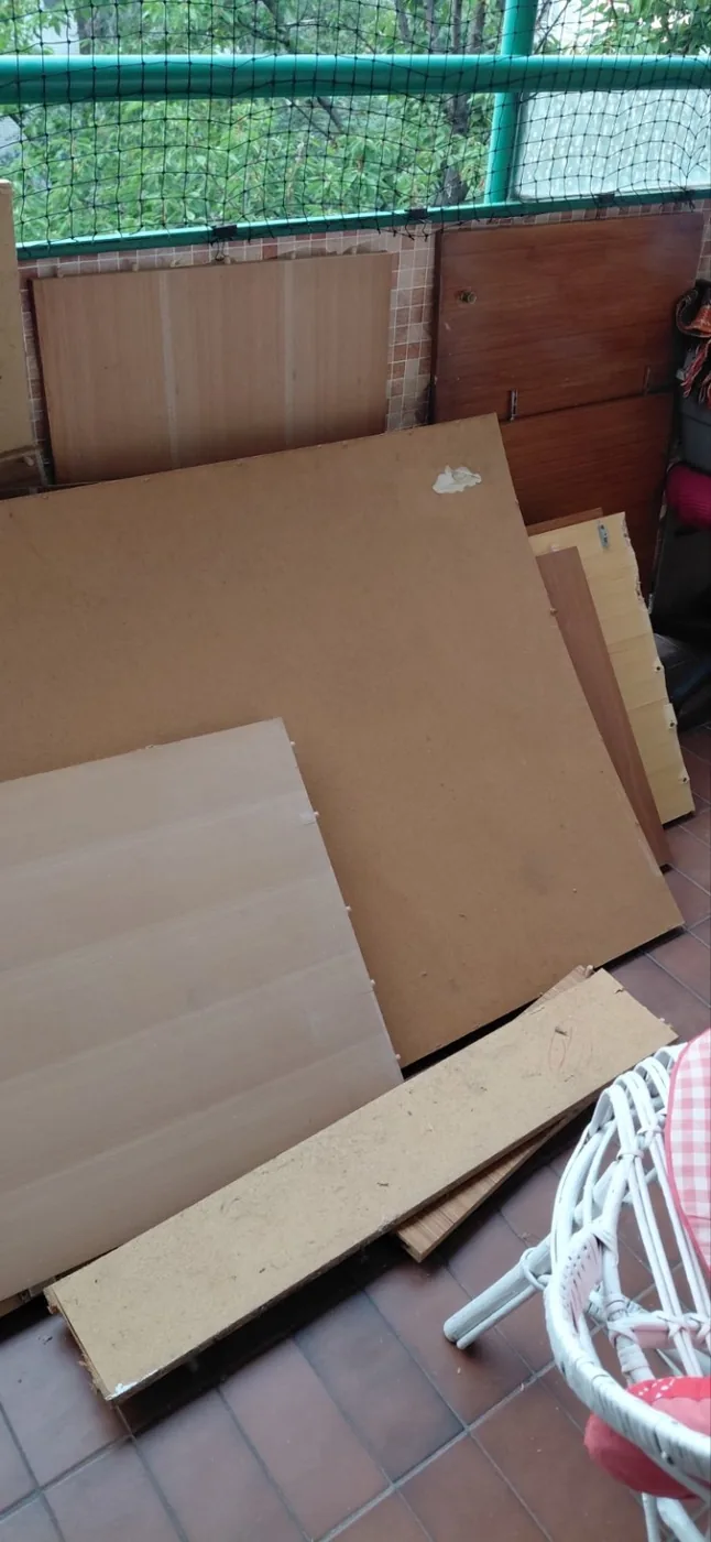 Odnošenje rastavljenog regala u blokovima
