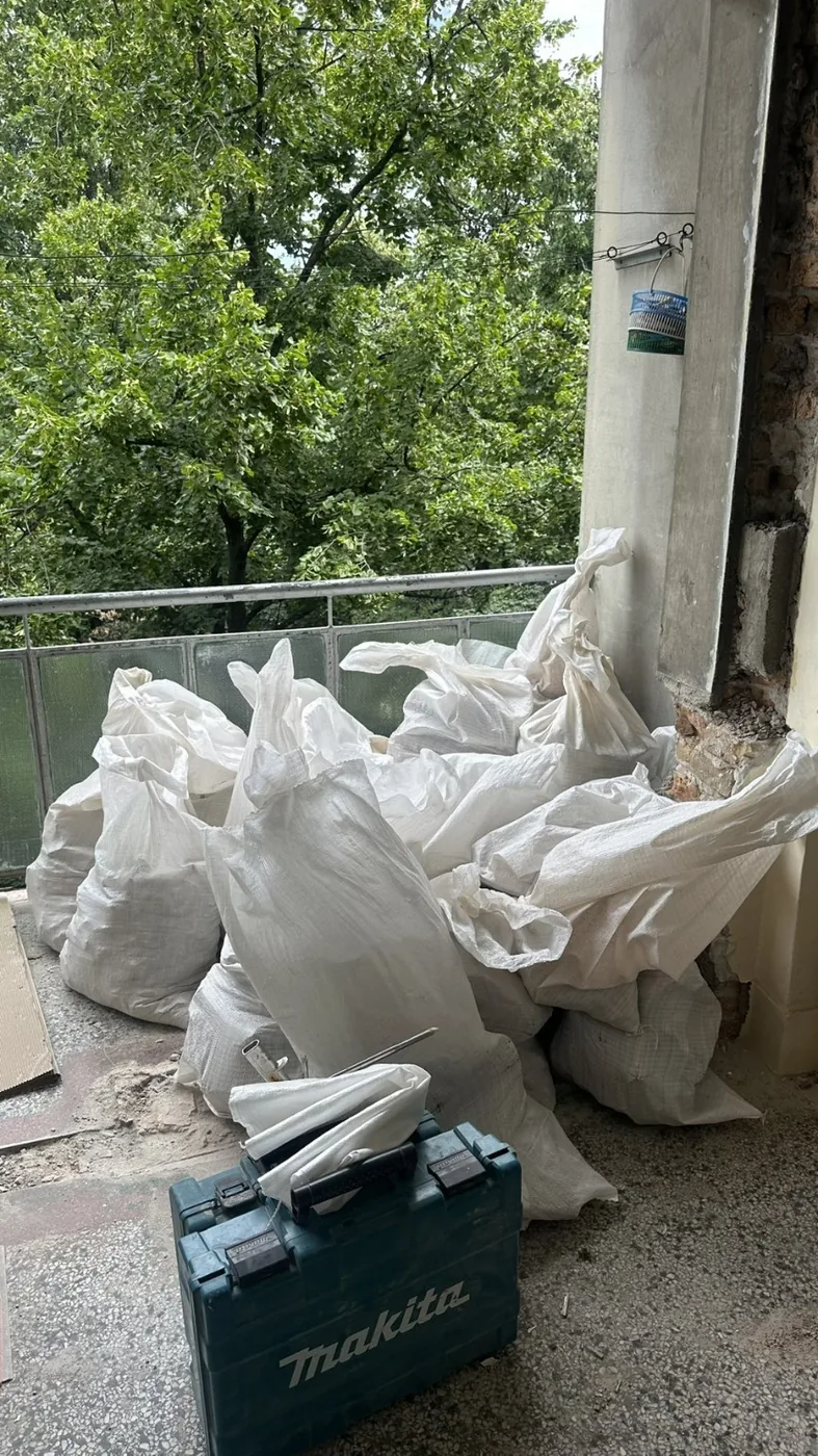 Odnošenje 20 džakova šuta sa Novog Beograda