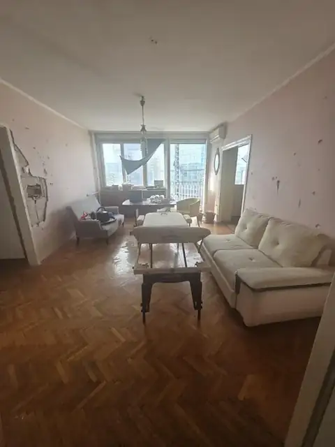 Dnevna soba pre pražnjenja i odvoza stvari