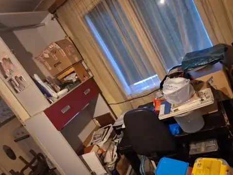 Krevet i stvari u sobi pre pražnjenja