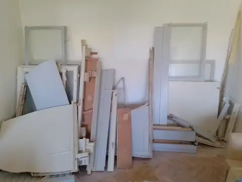 Delovi nameštaja pripremljeni u prostoriji