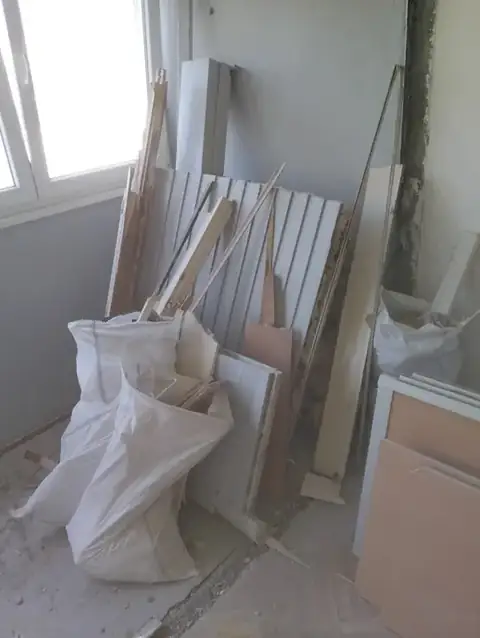 Kauč i stvari iz sobe pre pražnjenja