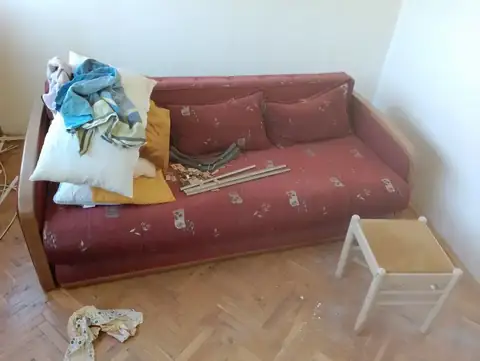 Delovi nameštaja izdvojeni za iznošenje