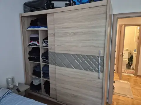 Plakar otvoren pre pražnjenja i iznošenja