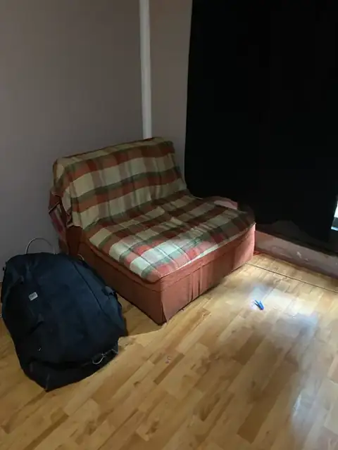 Stara fotelja i stvari pre pražnjenja sobe